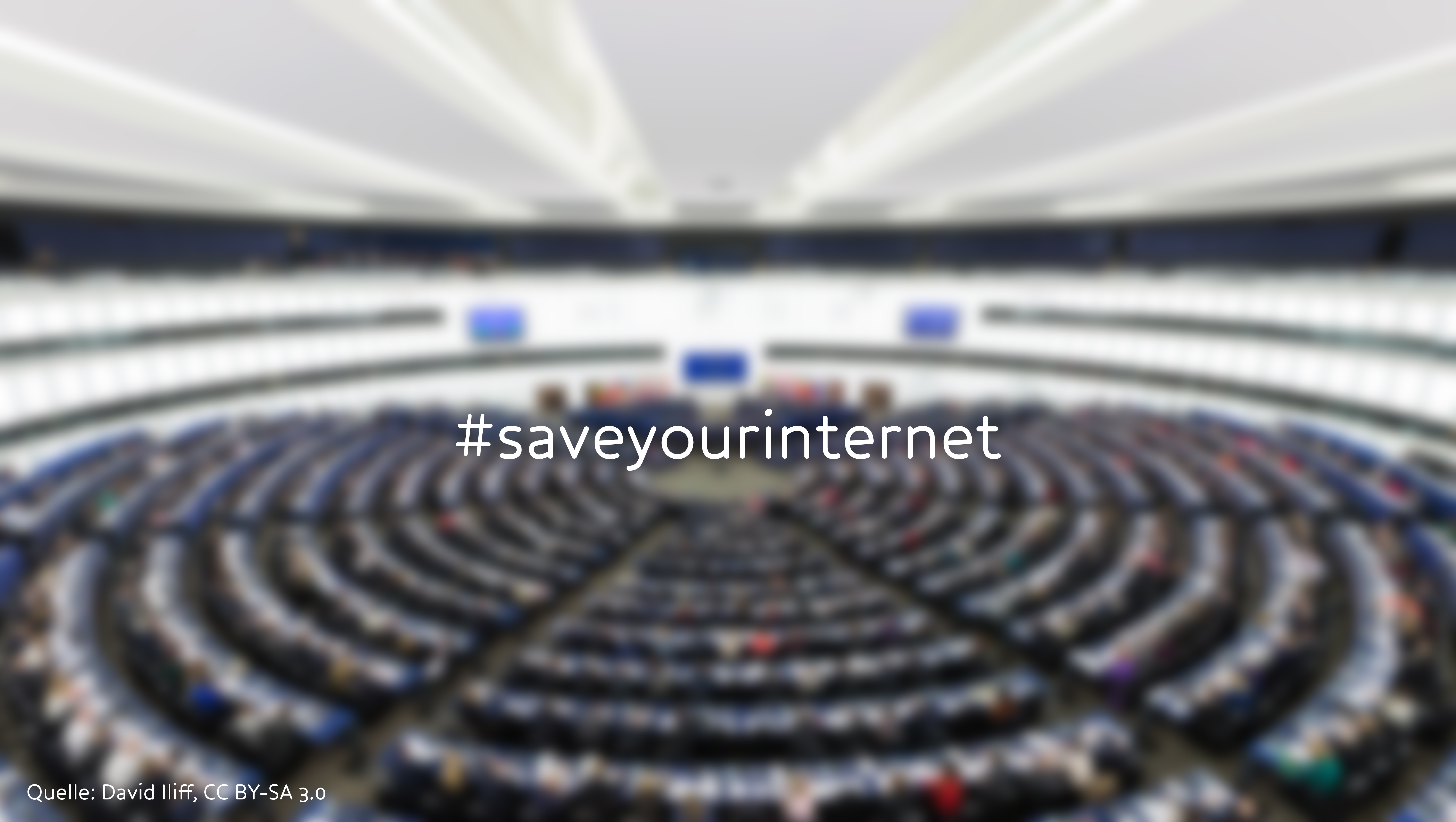 Blick in das EU-Parlament mit dem Schriftzug #saveyourinternet